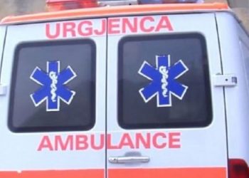 Aksident në Levan-Tepelenë: Auto godet motoristin, një person i lënduar