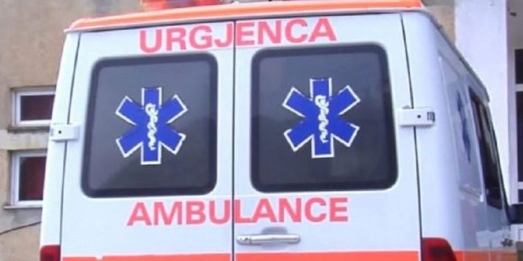 Aksident në Levan-Tepelenë: Auto godet motoristin, një person i lënduar