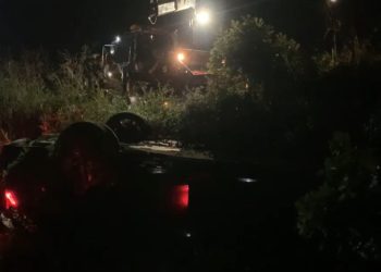 Aksident në Lezhë: Një makinë i bllokoi rrugën, automjeti tjetër përfundon në tokën përkrah, tre të lënduar.