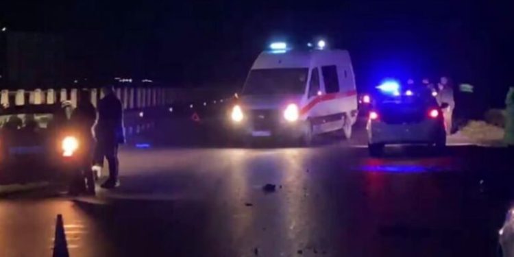 Aksident në Vlorë: Mjeti godet motorin, një person i lënduar