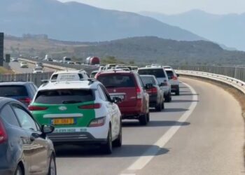 Aksident në autostradën Fier-Vlorë: Dy automjete përplasen, shkaktohet trafik i dendur.