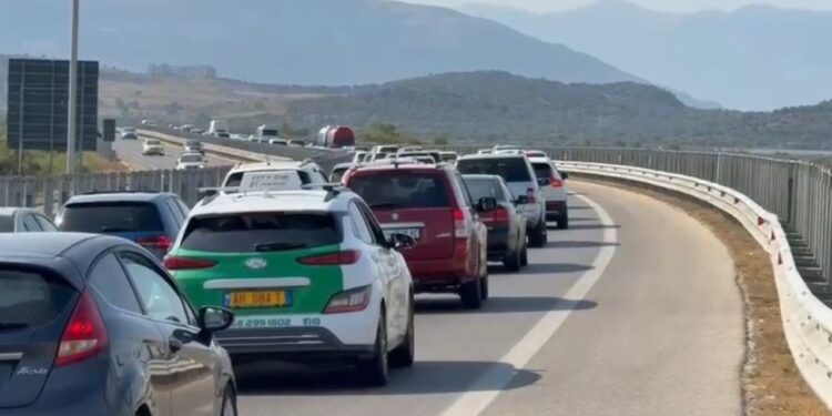 Aksident në autostradën Fier-Vlorë: Dy automjete përplasen, shkaktohet trafik i dendur.