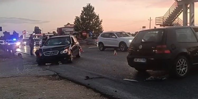 Aksident në kryqëzimin e Savrës në Lushnjë: Dy automjete përplasen dhe shoferët plagosen