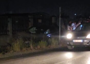 Aksident në rrugën Fier–Levan, dy automjete përplasen “kokë më kokë”! Një automjet përfundon në kanal.