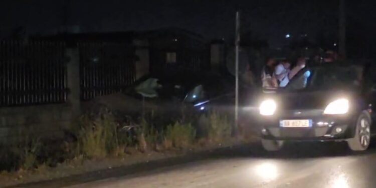 Aksident në rrugën Fier–Levan, dy automjete përplasen “kokë më kokë”! Një automjet përfundon në kanal.