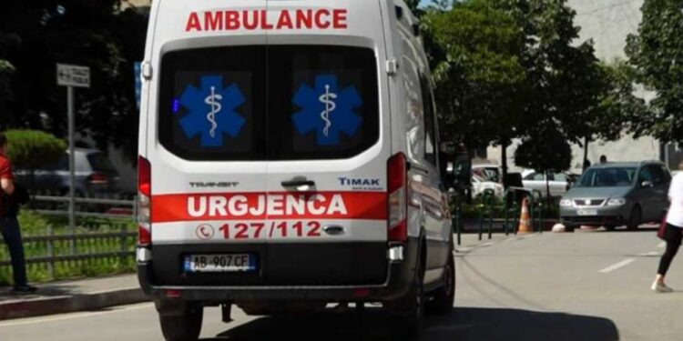 Aksident në rrugën e vjetër Levan-Mifol, automobili humbet kontrollin dhe përfundon në kanal, tre të lënduar.