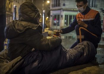 Alarmante situata në Francë: Më shumë se 2000 fëmijë flenë në rrugë