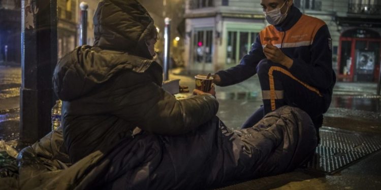 Alarmante situata në Francë: Më shumë se 2000 fëmijë flenë në rrugë