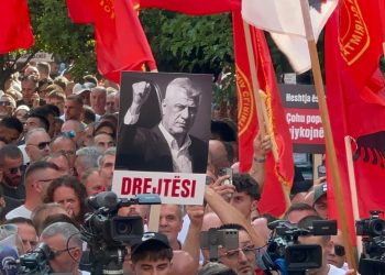 Ali Ahmeti në protestën ndaj Gjykatës Speciale: Serbia po përpiqet të shfuqizojë Kosovën.