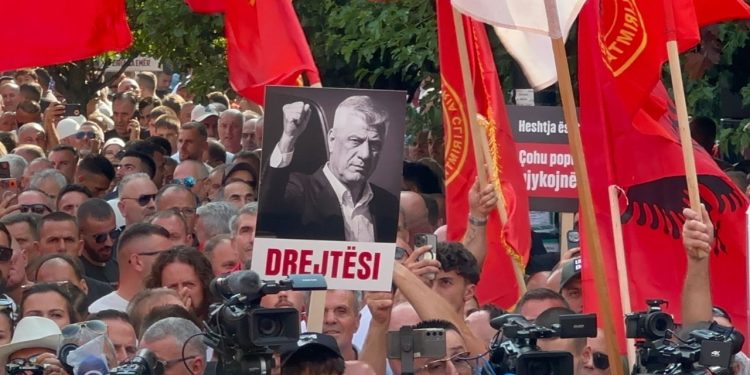Ali Ahmeti në protestën ndaj Gjykatës Speciale: Serbia po përpiqet të shfuqizojë Kosovën.