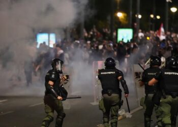 Ambasadori i BE-së në Serbi apelon për qetësimin e situatës: Të hetohet abuzimi me forcën policore.
