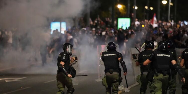 Ambasadori i BE-së në Serbi apelon për qetësimin e situatës: Të hetohet abuzimi me forcën policore.