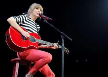 Analiza e BBC: Si do të ndikojnë fejesat në muzikën e Taylor Swift, artiste që integrohet përvoja personale në tekstet e saj.