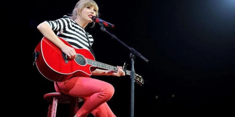 Analiza e BBC: Si do të ndikojnë fejesat në muzikën e Taylor Swift, artiste që integrohet përvoja personale në tekstet e saj.