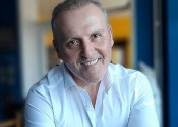 Analiza e Veton Surroit: Pjesëmarrja e vëllait të presidentit serb në anti-miting, pse tani e quajnë Vuçiç “shqiptari”?