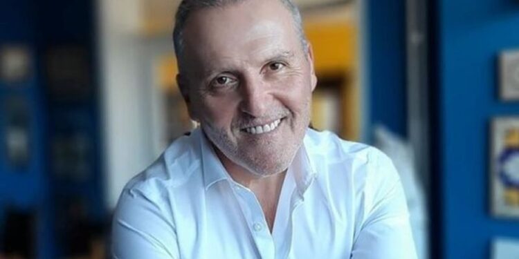 Analiza e Veton Surroit: Pjesëmarrja e vëllait të presidentit serb në anti-miting, pse tani e quajnë Vuçiç “shqiptari”?