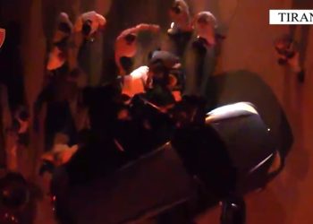 Anëtar i grupit kriminal në Tiranë arrestohet për shitjen e armëve për krime të rënda