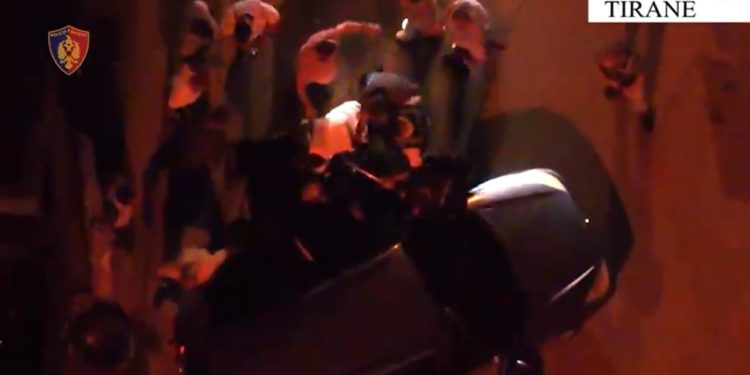 Anëtar i grupit kriminal në Tiranë arrestohet për shitjen e armëve për krime të rënda