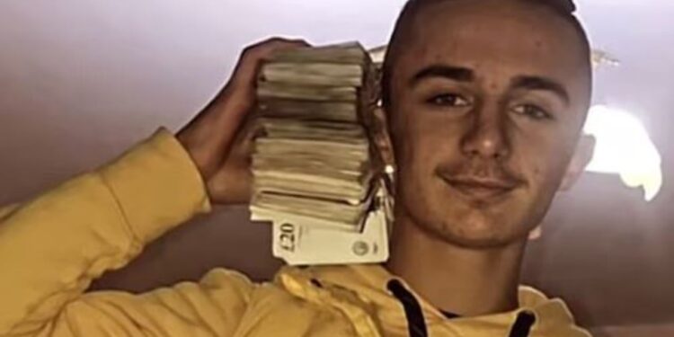 Anglezët në rrugë duke shitur kokainë, Daily Mail tregon historinë e Elvis Zotos.