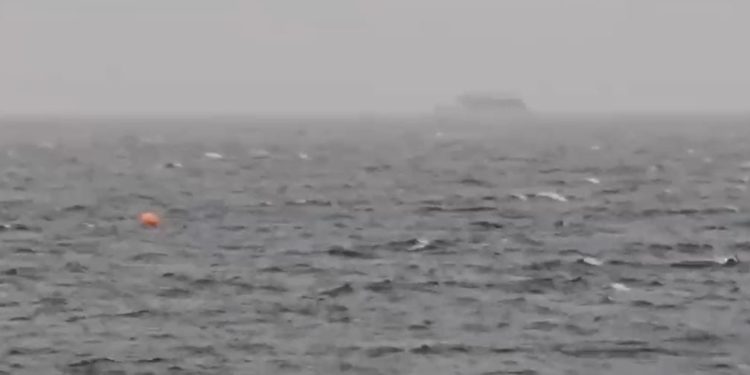 Anija që udhëtonte nga Shën Naumi për në Ohër përballet befas që me stuhinë, gjen ‘strehë’ afër bregut shqiptar.