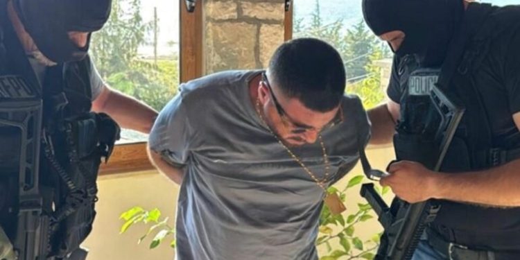 Armë të gatshme për përdorim, mijëra euro në dorë dhe 7 telefona celularë, DETaje nga arrestimi i Flodian Plakut | PAMJE nga operacioni