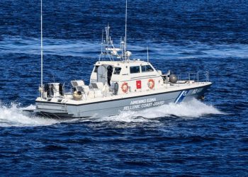 Arratisje filmike! I burgosuri me pranga në duar i shpëton policisë greke dhe zhytet në det, katër efektivë të arrestuar.