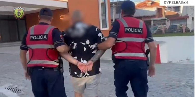 Arrestohet 35-vjeçari në Elbasan për tentativa korrupsioni ndaj punonjësit të Policisë