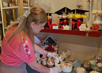 Artiste e qirinjve në Korçë, pedagogjia e ekonomisë që përjetëson pasionin e fëmijërisë.