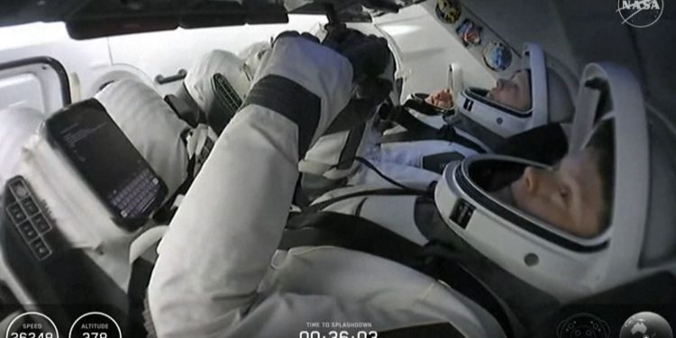 Astronautët kthehen në Tokë pas pesë muajve në Stacionin Hapësinor Ndërkombëtar