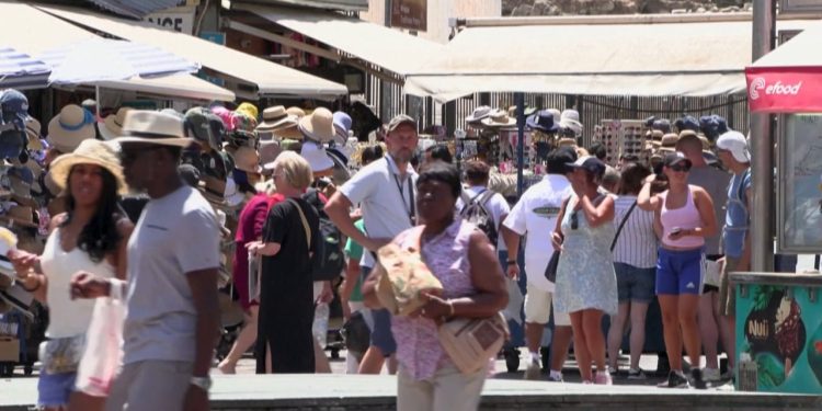 Athina “zënë” turistët! Pritet që numri i vizitorëve në vitin 2025 të arrijë në 10 milion, me çmimet e qirave në rritje.