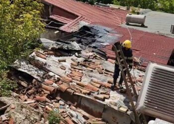 Banesa në Elbasan e përfshirë nga zjarri, rrezikohen ndërtesat përreth! Dyshohet shkaku…