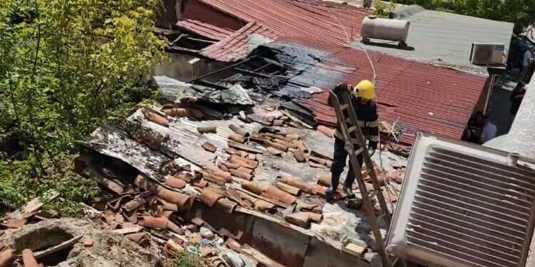 Banesa në Elbasan e përfshirë nga zjarri, rrezikohen ndërtesat përreth! Dyshohet shkaku…