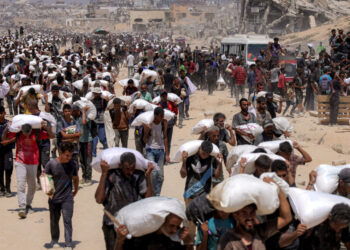 Banorët e Gazës braktisin shtëpitë e tyre ndërsa bombardimet izraelite vazhdojnë