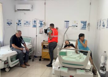 Banorët e asfiksuar nga zjarri në Kasapaj, përfshirë nënkryetarin e bashkisë Delvinë, transportohen në urgjencë