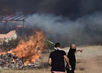Banorët përjetojnë natë të frikshme në Atikë! Lufta me zjarret vazhdon, një i moshuar gjenet i gjetur i djegur në shtëpi.
