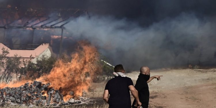 Banorët përjetojnë natë të frikshme në Atikë! Lufta me zjarret vazhdon, një i moshuar gjenet i gjetur i djegur në shtëpi.