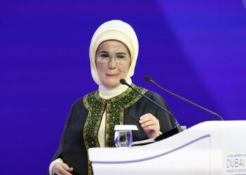 Bashkëshortja e Erdogan i propozon Melania Trump: Dërgoni një letër Netanyahut, ashtu siç i dërguat Putinit për fëmijët ukrainas.