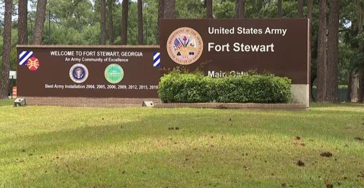Baza ushtarake e Fort Stewart në Georgia mbyll dyert pas njoftimeve për një sulm.