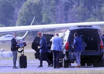 Bill Clinton me një defibrilator të lëvizshëm në Hamptons, shqetësime për shëndetin e ish-presidentit amerikan.