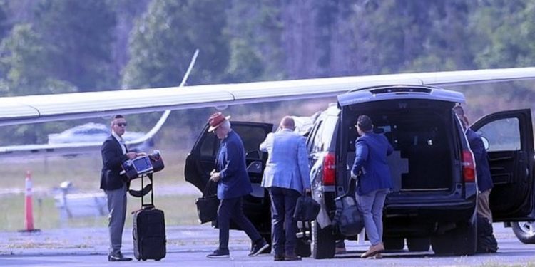 Bill Clinton me një defibrilator të lëvizshëm në Hamptons, shqetësime për shëndetin e ish-presidentit amerikan.