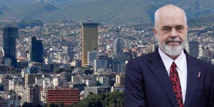 Blerja e shtëpive të para në Shqipëri po bëhet më e vështirë për qytetarët.