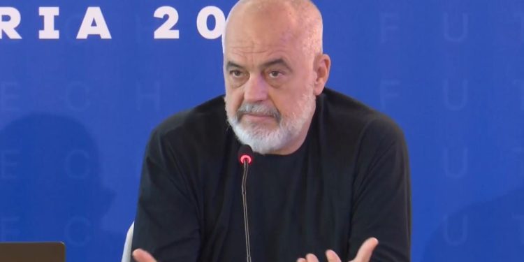 “Bllokadat vazhdojnë të çahen, ne përparojmë”, Rama ndan pamje nga lirimi i hapësirave publike.
