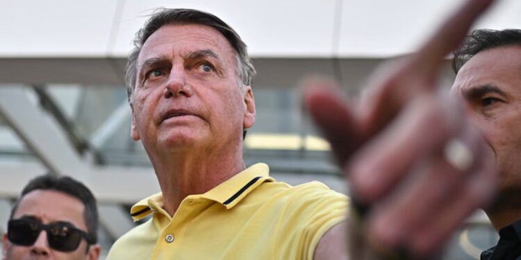 Bolsonaro kishte në plan të kërkonte azil politik në Argjentinë, çfarë tregoi dokumenti i zbuluar në telefonin e ish-presidentit.