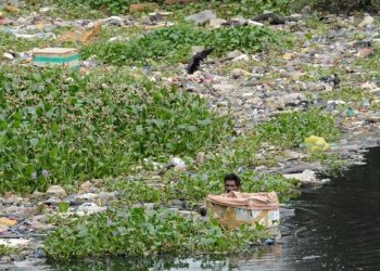 "Bota në krizë" / Raporti: 8 miliardë ton plastikë po ndotin planetin! Dëm shëndetësor prej 1.5 trilion dollarësh çdo vit, nga foshnjat deri te të moshuarit.