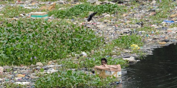 "Bota në krizë" / Raporti: 8 miliardë ton plastikë po ndotin planetin! Dëm shëndetësor prej 1.5 trilion dollarësh çdo vit, nga foshnjat deri te të moshuarit.