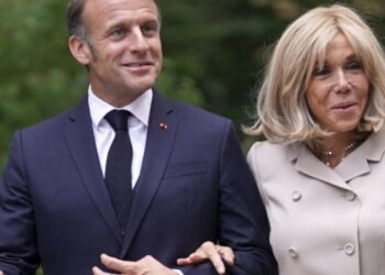“Brigitte është burrë”: Macron padit influencerin amerikan për shpifje, e akuzon si pjesë të një rrjeti ekstremist dhe të rrezikshëm.