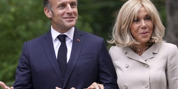 “Brigitte është burrë”: Macron padit influencerin amerikan për shpifje, e akuzon si pjesë të një rrjeti ekstremist dhe të rrezikshëm.