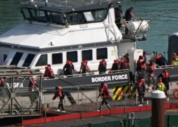 Britania rishikon rregullat për azilin! Apelimet do të trajtohen më shpejt, priten mijëra emigrantë…
