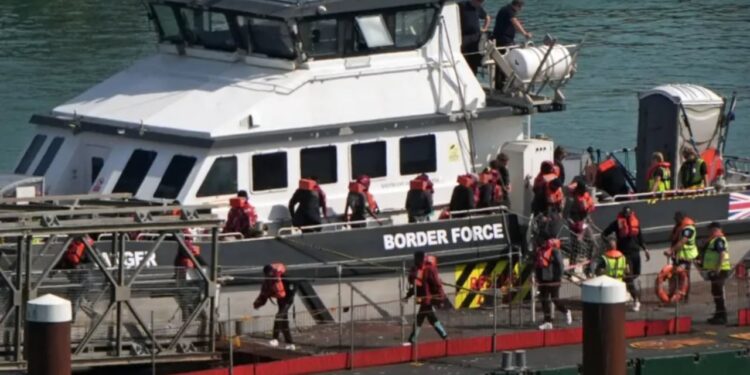 Britania rishikon rregullat për azilin! Apelimet do të trajtohen më shpejt, priten mijëra emigrantë…