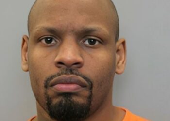 Burgu në Teksas lëshon gabimisht të burgosurin, autoritetet po e kërkojnë atë.